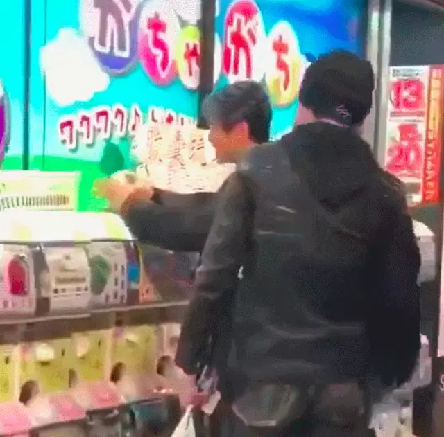 甜skr人!向佐日本街頭打郭碧婷臀部,網友笑稱好大聲!