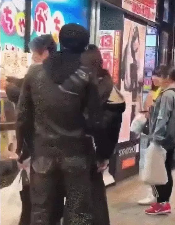 甜skr人!向佐日本街頭打郭碧婷臀部,網友笑稱好大聲!
