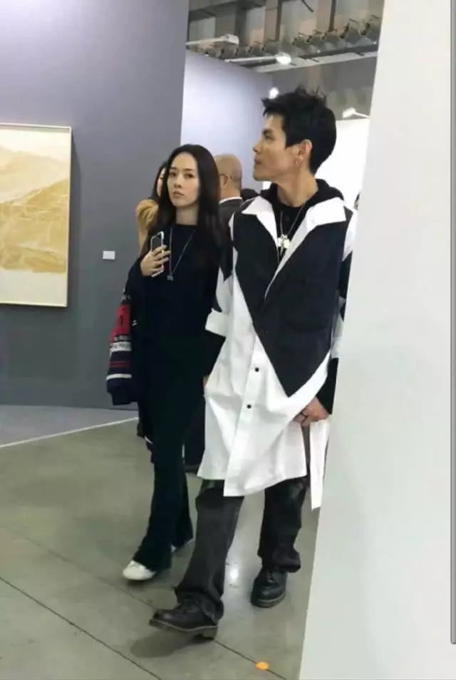 甜skr人!向佐日本街頭打郭碧婷臀部,網友笑稱好大聲!
