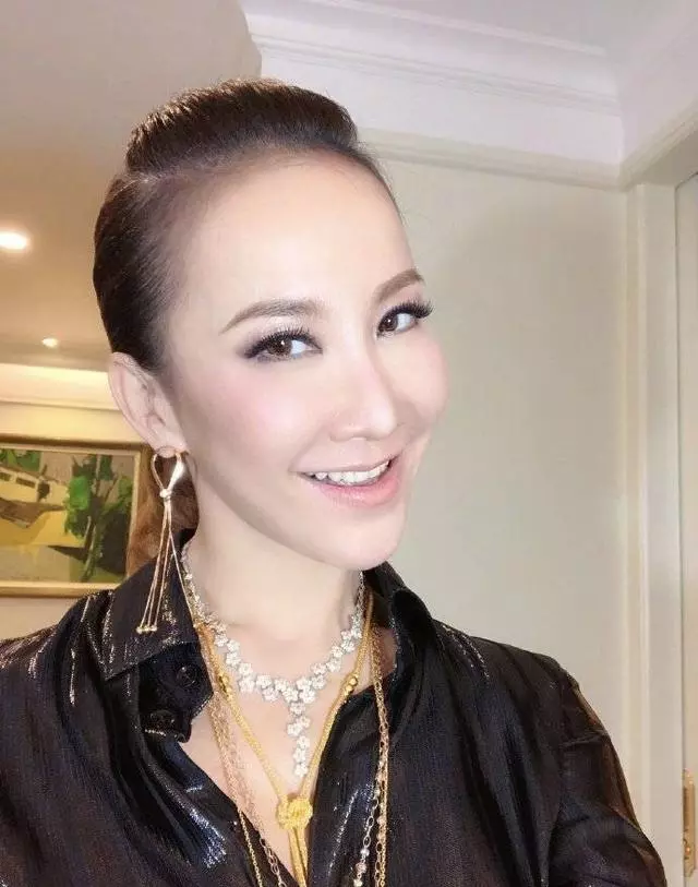 44歲李玟落淚承認科技整容,卻終究逃不過「蔡明臉」!