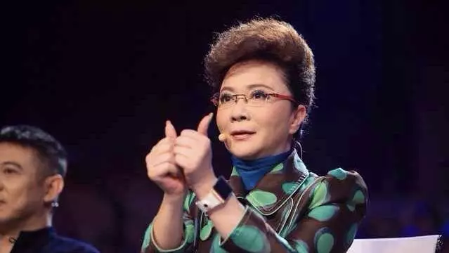 44歲李玟落淚承認科技整容,卻終究逃不過「蔡明臉」!
