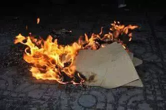 孝子掃墓時驚見隔壁有「自己的名字」!順手清理拜祭一下 沒想到竟救了自己一命