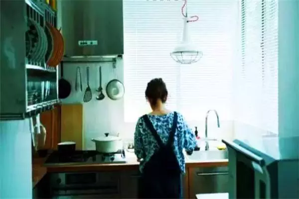 老婆挺著大肚在廚房忙碌,母親卻在睡覺,下班回家我決定和妻子離婚