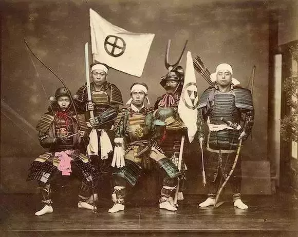 日本武士居然「淪落街頭撿垃圾」?引發全球百萬網友圍觀,得知背後原因被暖哭