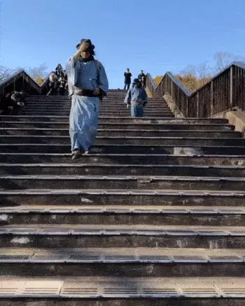 日本武士居然「淪落街頭撿垃圾」?引發全球百萬網友圍觀,得知背後原因被暖哭
