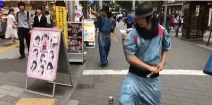 日本武士居然「淪落街頭撿垃圾」?引發全球百萬網友圍觀,得知背後原因被暖哭