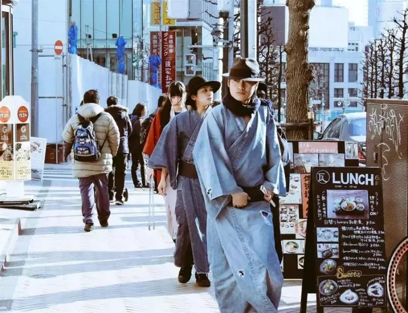 日本武士居然「淪落街頭撿垃圾」?引發全球百萬網友圍觀,得知背後原因被暖哭