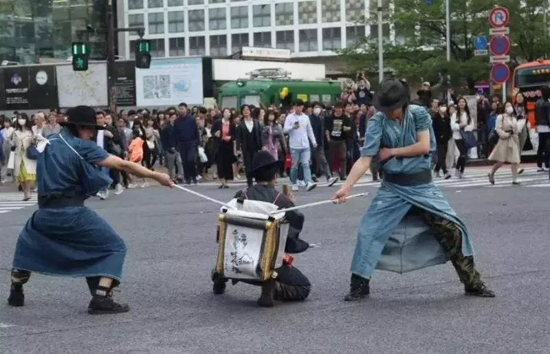 日本武士居然「淪落街頭撿垃圾」?引發全球百萬網友圍觀,得知背後原因被暖哭