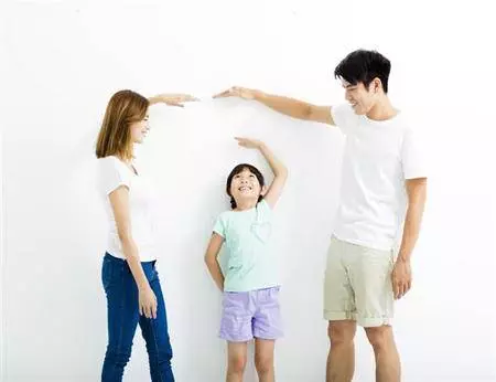 7歲韓國女孩被稱天使臉,擁有30萬的粉絲,經紀公司願意等她十年,看到媽媽側臉果斷不等了