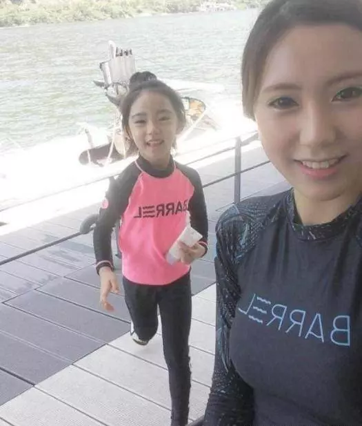 7歲韓國女孩被稱天使臉,擁有30萬的粉絲,經紀公司願意等她十年,看到媽媽側臉果斷不等了