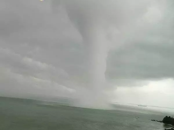 駭人水龍卷突襲檳島, 屋頂鋅片滿天飛,情況駭人