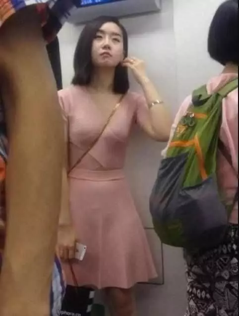 捷運遇見高顏值小姐姐,搞怪小表情引人注目,網友:一眼誤終身!