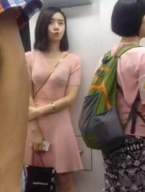 捷運遇見高顏值小姐姐,搞怪小表情引人注目,網友:一眼誤終身!
