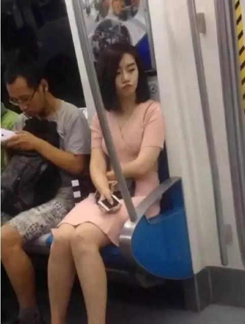 捷運遇見高顏值小姐姐,搞怪小表情引人注目,網友:一眼誤終身!