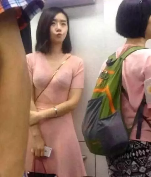 捷運遇見高顏值小姐姐,搞怪小表情引人注目,網友:一眼誤終身!