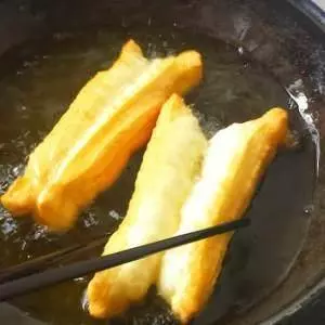 自製奶香油條,只加牛奶,不加一滴水,嘎蹦脆,香噴噴!