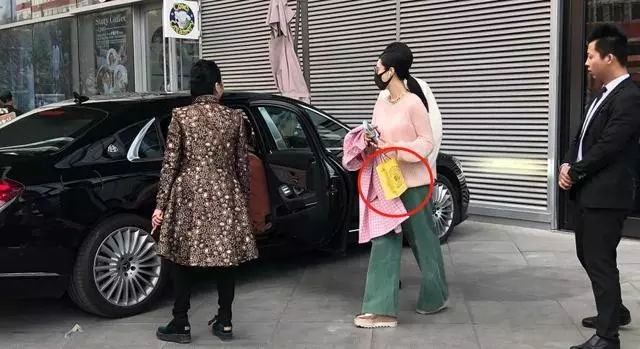 范冰冰逛街露寒酸,鞋子半年未換,豪車降級成百萬陷「破產」疑雲!