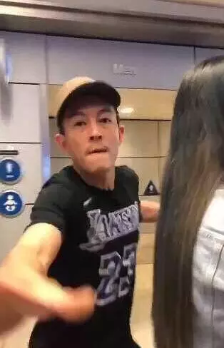 繼打手機後,陳冠希大街上猛踢跟拍主播,情緒失控原因讓人感動!