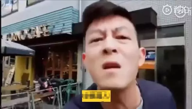 繼打手機後,陳冠希大街上猛踢跟拍主播,情緒失控原因讓人感動!
