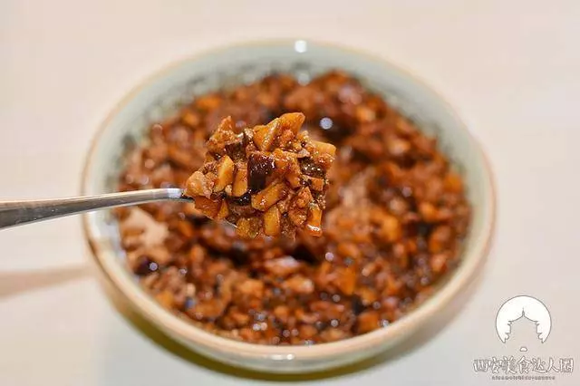 香菇這樣做成醬,用來拌面、拌米飯、夾饃吃,簡直太香了!!