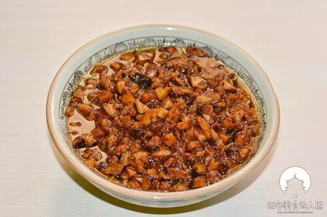 香菇這樣做成醬,用來拌面、拌米飯、夾饃吃,簡直太香了!!