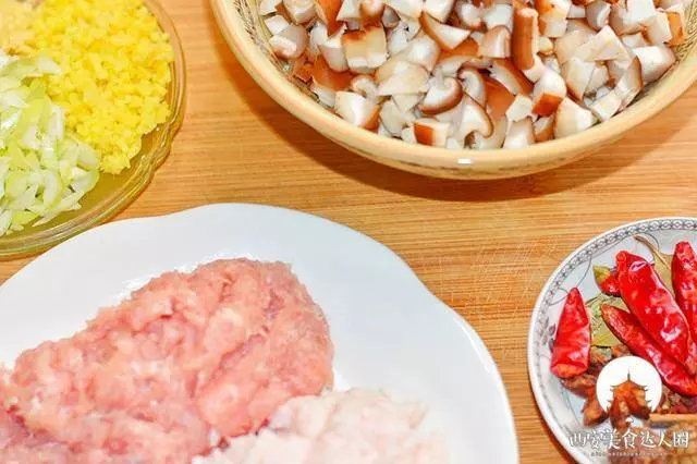 香菇這樣做成醬,用來拌面、拌米飯、夾饃吃,簡直太香了!!