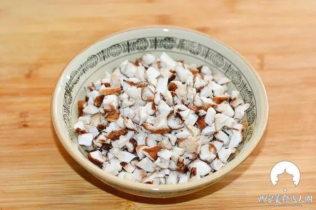 香菇這樣做成醬,用來拌面、拌米飯、夾饃吃,簡直太香了!!