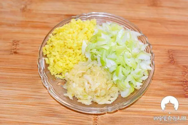 香菇這樣做成醬,用來拌面、拌米飯、夾饃吃,簡直太香了!!