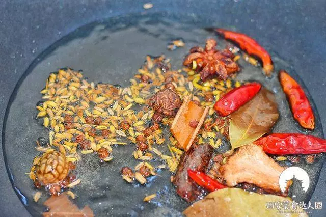 香菇這樣做成醬,用來拌面、拌米飯、夾饃吃,簡直太香了!!