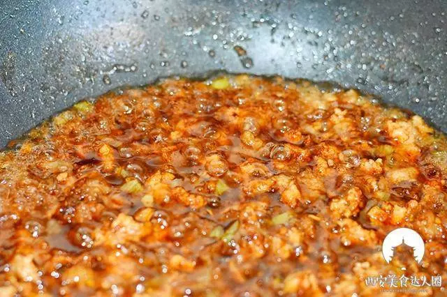 香菇這樣做成醬,用來拌面、拌米飯、夾饃吃,簡直太香了!!