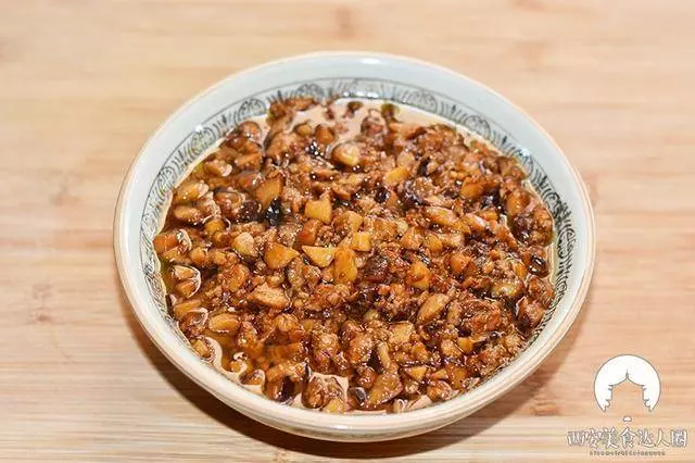 香菇這樣做成醬,用來拌面、拌米飯、夾饃吃,簡直太香了!!