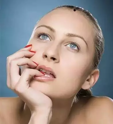 女 人 這 裡 長 痣,不 能 娶,容 易 帶 綠 帽
