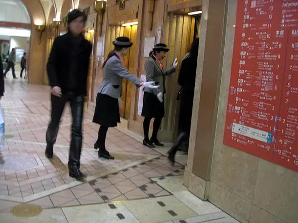西方遊客到日本後大呼「奇葩」的10樣東西,膠囊旅館在列