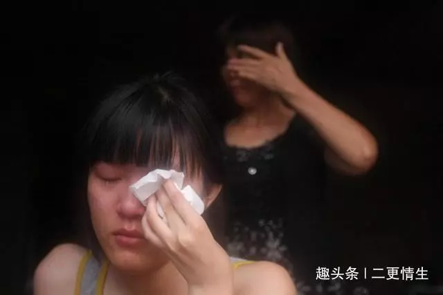 弟弟參軍供姐姐讀書,姐大學畢業弟還不回家,姐去部隊才知弟犧牲