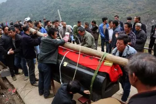 女兒三個連續死於非命,風水先生挖開祖墳,老爹往裡一望撒腿就跑