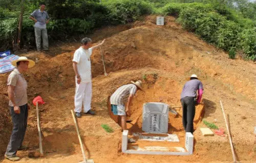 女兒三個連續死於非命,風水先生挖開祖墳,老爹往裡一望撒腿就跑
