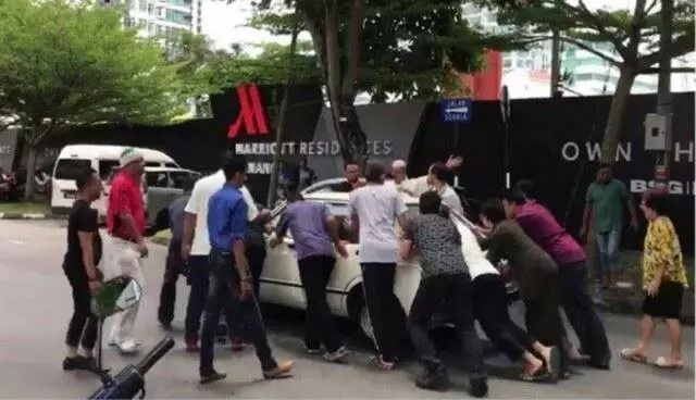 檳城大事件!好多名巫裔男子圍在一名華裔婦女的車旁,到底發生什麼事?