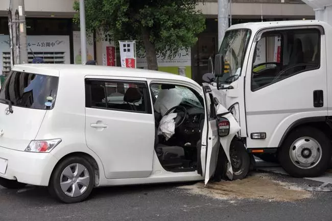 檳城大事件!好多名巫裔男子圍在一名華裔婦女的車旁,到底發生什麼事?