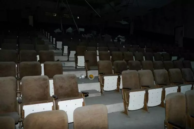 學生全煞到!夜遊竹北廢棄戲院「紅厲鬼慘哭現身」 地下室聚一堆「連濟公都幫不了」:廁所更陰