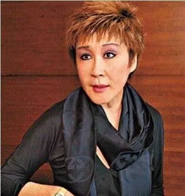 李小龍死在她床上,向華強心甘情願養她40年,如今和向太情如姐妹 !