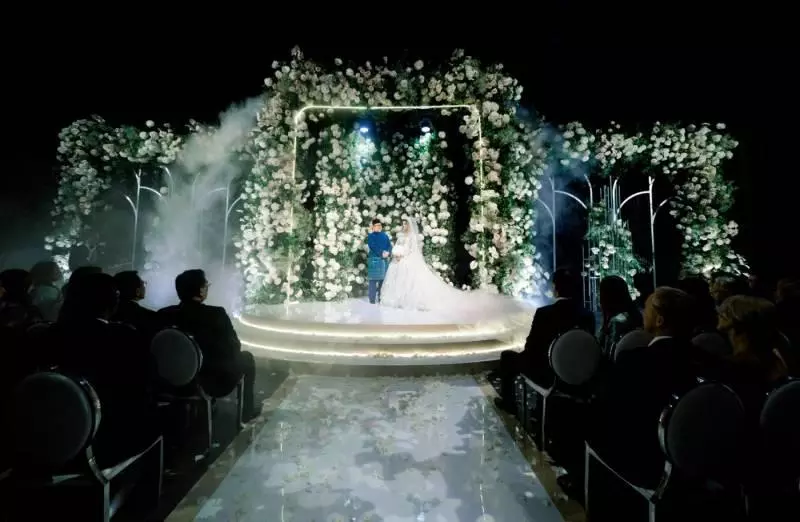【大馬王室婚禮超誇張!】前Agong婚禮現場有馬戲團表演?!新娘子還大秀事業線❤網友:果然有錢~(內有影片)