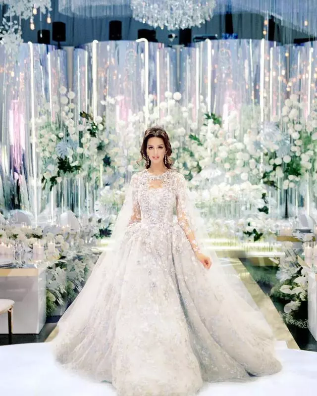 【大馬王室婚禮超誇張!】前Agong婚禮現場有馬戲團表演?!新娘子還大秀事業線❤網友:果然有錢~(內有影片)