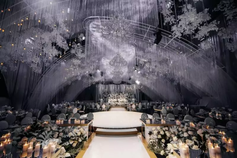 【大馬王室婚禮超誇張!】前Agong婚禮現場有馬戲團表演?!新娘子還大秀事業線❤網友:果然有錢~(內有影片)