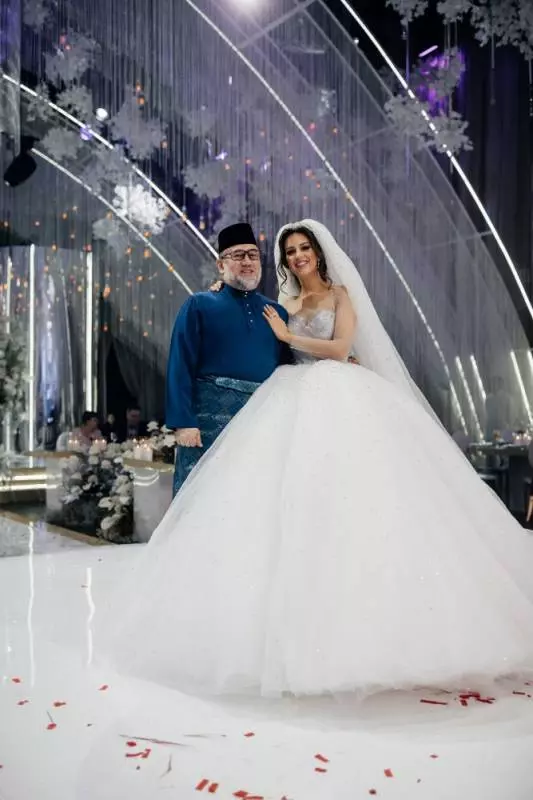 【大馬王室婚禮超誇張!】前Agong婚禮現場有馬戲團表演?!新娘子還大秀事業線❤網友:果然有錢~(內有影片)