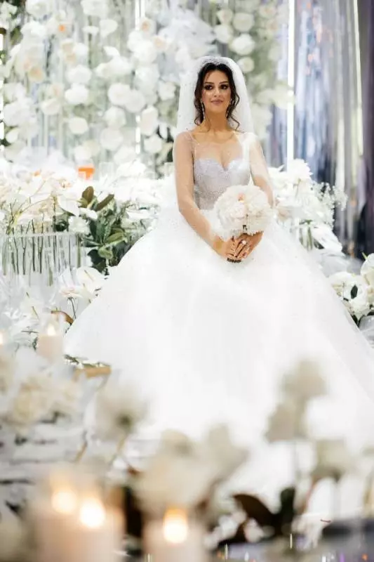 【大馬王室婚禮超誇張!】前Agong婚禮現場有馬戲團表演?!新娘子還大秀事業線❤網友:果然有錢~(內有影片)