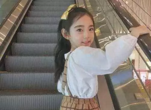 天使臉韓國女孩擁有30萬的粉絲,經紀公司本打算等她十年,看到媽媽改變主意不等了~