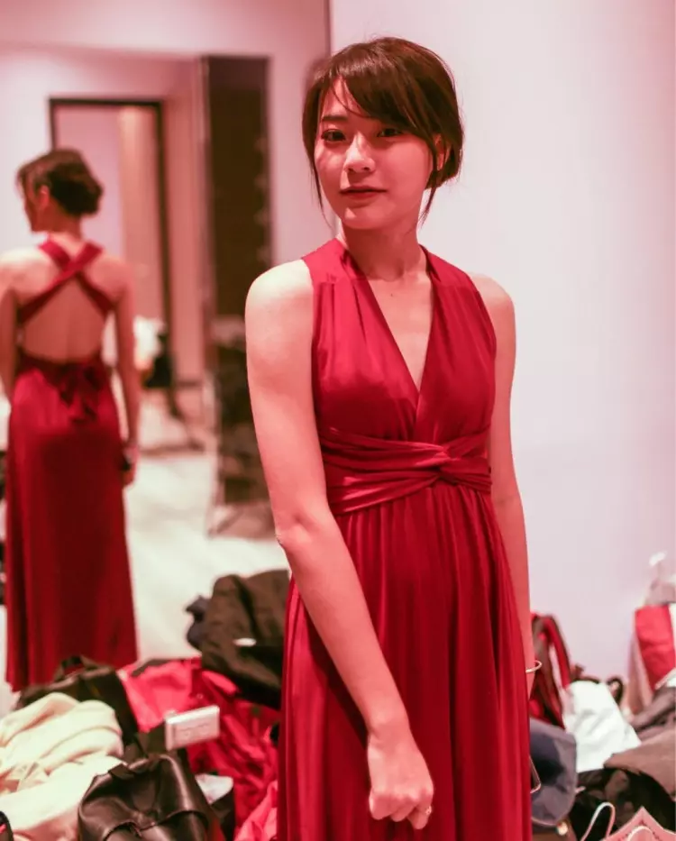婊完車展妹...小馮被學長調教後放飛自我!舞會開掛穿超辣「45度角縫隙」:肉肉被看光