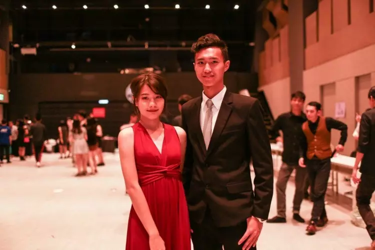 婊完車展妹...小馮被學長調教後放飛自我!舞會開掛穿超辣「45度角縫隙」:肉肉被看光