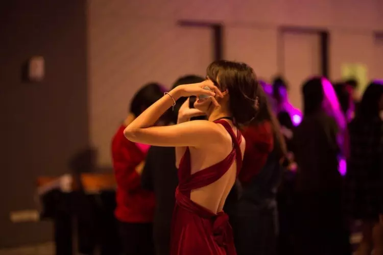 婊完車展妹...小馮被學長調教後放飛自我!舞會開掛穿超辣「45度角縫隙」:肉肉被看光