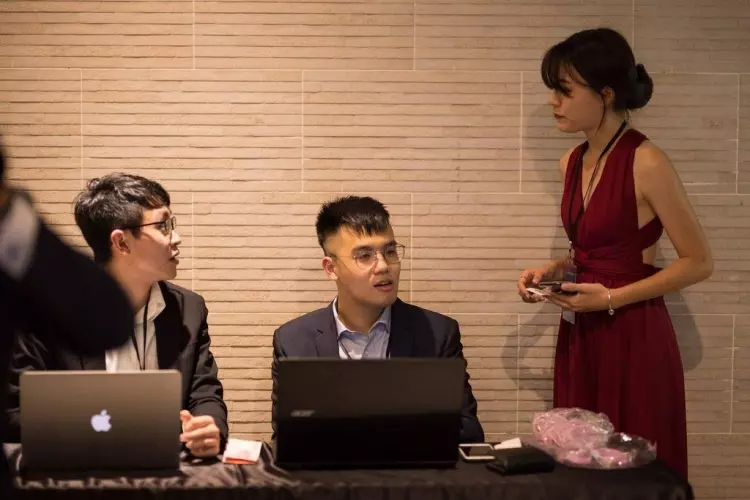 婊完車展妹...小馮被學長調教後放飛自我!舞會開掛穿超辣「45度角縫隙」:肉肉被看光